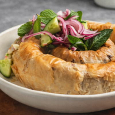 Ruladă vegană crocantă cu dovleac plăcintar și curmale